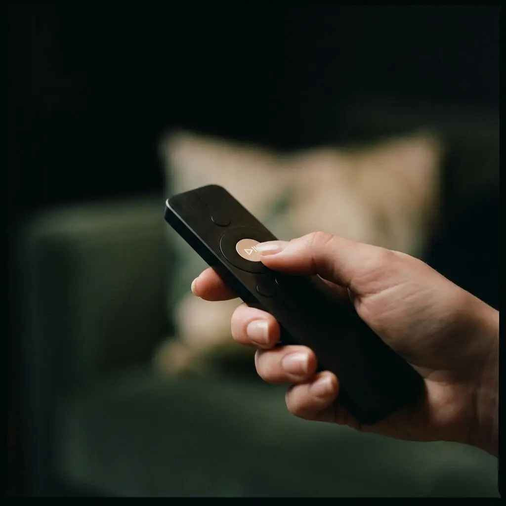 Télécommande minimaliste pour accéder aux dernières sorties de films sur Vurach IPTV.